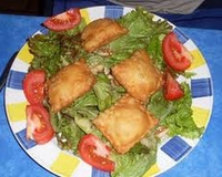 Des beignets dorés à base de pomme de terre, fourrés d 'une farce relevée à la Tomme de Savoie et aux blancs de poireaux.