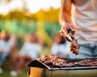 Barbecue : maîtrisez la cuisson des viandes avec nos 8 astuces