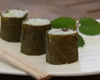 Une version japonisante des célèbres Dolmades grecs, feuilles de vigne farcies..