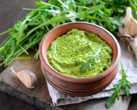 Plus économique, facile à faire et tout aussi bon, voici notre alternative du pesto au basilic !