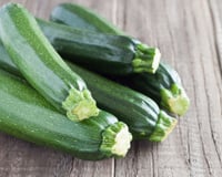 Courgette : crue ou cuite, quelle est la meilleure façon de la consommer pour profiter de ses bienfaits ?