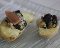 Un bouchée simple, une pomme de terre, du foie gras et des escargots.