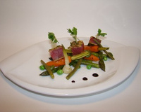 Thon rouge mi-cuit aux parfums d'Asie, petits légumes nouveaux wasabi sésame noir