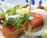 Le saumon marine 3 heures dans une eau salée puis cuit très rapidement afin d'obtenir un poisson très très moelleux.C'est une recette danoise.