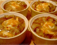 Le caramel atténu l'amertume des endives et se marie très bien avec le fromage de chèvre.J'ai juste ajouté un oignon aux endives pour le goût.