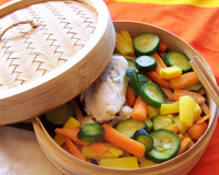 Ce plat est composé d'un dos de cabillaud et de légumes cuis à la vapeur relevés avec une noisette de beurre de basilic, un plat léger et savoureux!