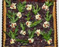 Voilà une tarte qui a bien bluffé les gourmands ! Par ses couleurs d'abord puis par sa saveur : le confit d'oignons associé au Roquefort Papillon et à la roquette donnent…