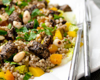 Dés d'agneau au thé kashmir et salade aux fruits secs