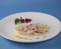 Recette lombarde. Raviolis à la betterave sauce au beurre fondu et graines de pavot.