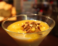 Verrine de mangue à l'amande et émiettée croquante