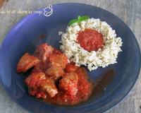 Recette traditionnelle grecque de ragoût d'agneau à la tomate et à la cannelle.