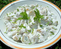Originale, une salade de pommes de terre dans une sauce à la crème et à la menthe ; essayez, c'est un délice !