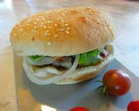 Burger à l'Abondance, sauce caesar à la viande de bœuf.