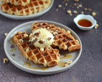 Croffle caramel, noisettes et glace vanille