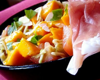 Salade toute crue: courgette, mangue, jambon
