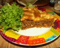 Une tourte de mi-saison goûteuse pour utiliser des fanes.