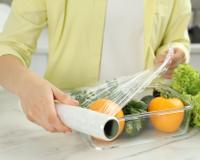Film alimentaire : avez-vous déjà remarqué cette mise en garde des fabricants sur l’emballage avant de l’utiliser ?