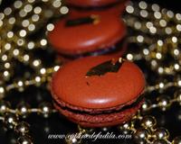 Recette de macarons festifs aux saveurs de Noël, mélange de ganache au chocolat aux écorces d'oranges confites, une très belle associations .