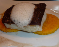 Dos de cabillaud en croûte de noix cacaotée, petites galettes de semoule au potimarron, émulsion pain d'épices