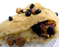 Crêpe à la farine de châtaigne fourrée à l'abricot, la myrtille et la noisette