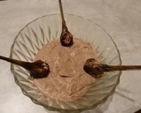 Une mousse au chocolat au lait de papouasie avec un petit goût de praliné apporté par de petits morceaux de croustillant