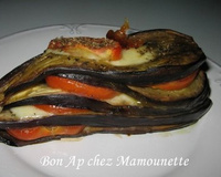 Aubergine en millefeuille à la mozzarella aux tomates et à l'origan