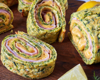 Omelette roulée aux herbes, jambon et fromage fondu : la recette bluffante pour l’apéritif