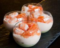 Avocat en purée accompagné de crevettes et de yogourt labneh.