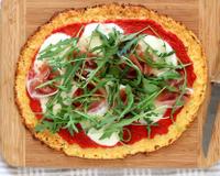 Cette pizza est étonnante. La pâte est faite à partir de chou-fleur râpé mélangé à un œuf et à du parmesan.…