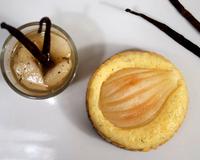 Un gâteau aux poires accompagné de poire au vin pour un dessert automnal gourmand