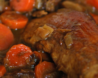 Filet mignon de porc mijoté tout doucement avec des carottes, navets, pruneaus et suace soja