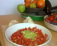 Recette du Guacamole revisité. Le citron de la recette à été remplacé par le jus de 3 tomates et un peu de vinaigre.