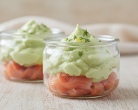 Verrines de truite fumée et son espuma d'avocats