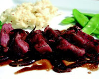 Noix de joue de porc confite, échalote au vinaigre balsamique et écrasé de céleri à la moutarde