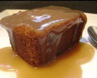 Délicieux pain d'épice servi avec une sauce caramel, un délice!