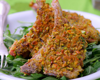 Côtes d'agneau en croûte de pistaches grillées, estragon et Pecorino