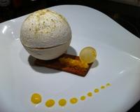 Ma version légère et moderne de la tarte au citron : sphère en meringue garnie d'une chantilly yuzu et d'une gelée citron - biscuit vanille…