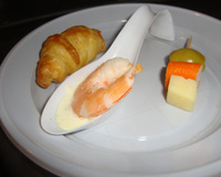 Mini croissants au saumon, crevettes et crème au curry