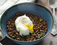Salade de lentilles aux herbes et aux œufs pochés