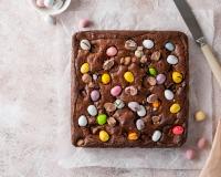 Succès garanti ! Voici notre recette pour faire un brownie de Pâques gourmand avec des oeufs en chocolat