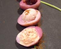 Plusieurs garnitures pour présenter des oeufs de caille colorés en rose....