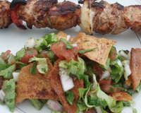 Brochettes de poulet mariné.