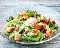 Julie Andrieu partage sa version ultra-gourmande de la salade César, le grand classique des bistrots