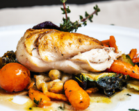 Poulet grillé, légumes d'hiver et sauce aux herbes fraîches