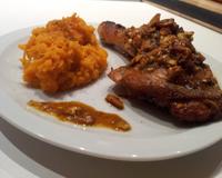 Pour les amateurs de sucré-salé, un poulet au miel-amandes-curry et sa purée de patates douces.