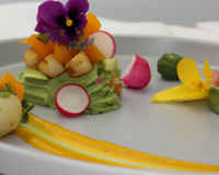 Jardin de légumes et fleurs sur lit de guacamole, vinaigrette vanillée Noix de saint jacques juste poêlée au beurre salé, reduction orange mangue