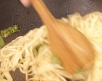 Nouilles sautées aux feuilles de chou-fleur