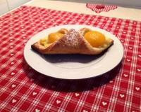 Triangle aux abricots sur lit de crème pâtissière.