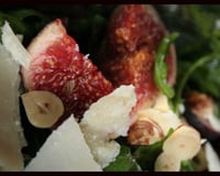 Salade chic de roquette aux figues et copeaux de parmesan
