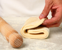 “Plus rapide et plus facile encore…”: Philippe Etchebest livre  sa recette express de pâte feuilletée